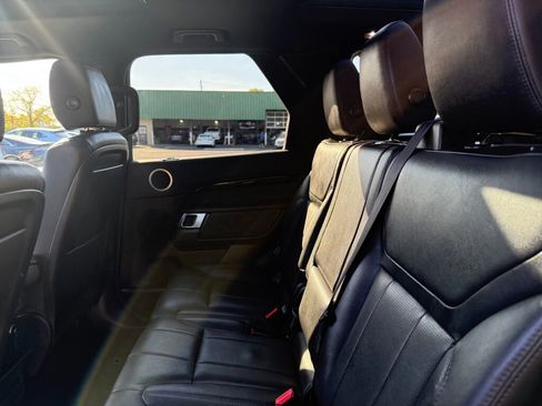 Used 2020 Land Rover Discovery SE image 25