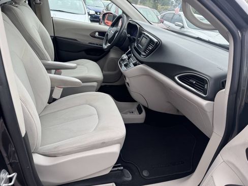 Used 2017 Chrysler Pacifica LX FWD image 10