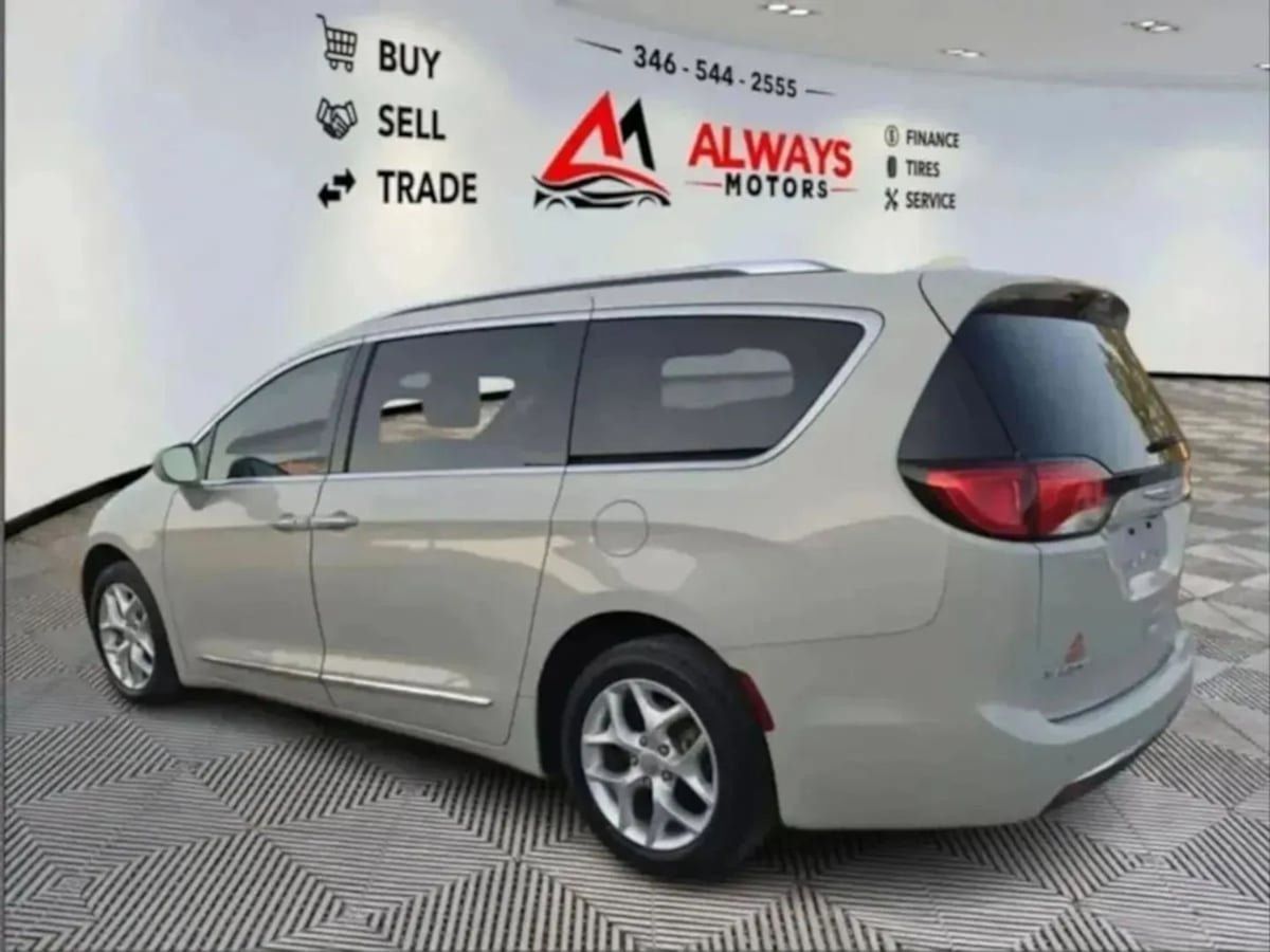 Used 2020 Chrysler Pacifica Touring-L Plus w/ Tire & Wheel Group FWD image 24