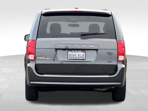Used 2018 Dodge Grand Caravan SE w/ UConnect Hands-Free Group image 5