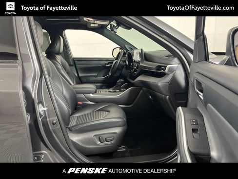 Used 2021 Toyota Highlander XSE FWD image 8