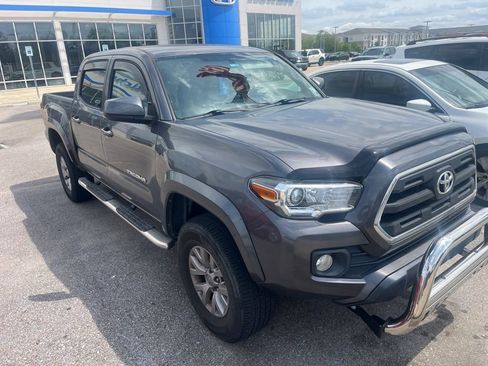 Used 2016 Toyota Tacoma SR5 w/ SR5 Appearance Package (SN) RWD image 2