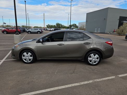 Used 2018 Toyota Corolla LE w/ Carpet Mat Package (TMS) FWD image 2