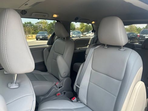 Used 2020 Toyota Sienna XLE Premium FWD image 9