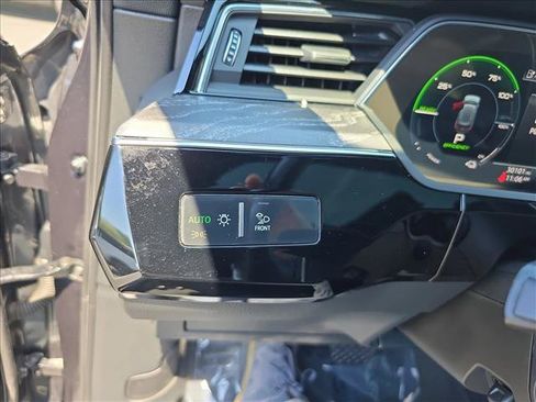 Used 2019 Audi e-tron Prestige w/ Prestige Package AWD/4WD image 25