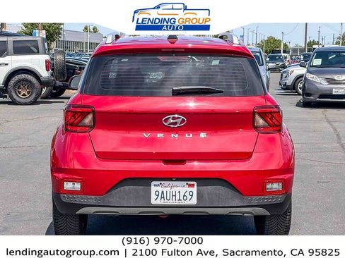 Used 2022 Hyundai Venue SEL FWD image 3