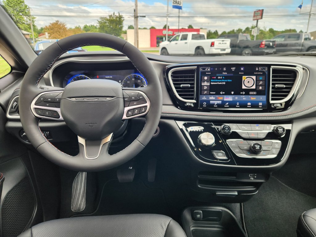 New 2027 Chrysler Pacifica Select FWD image 22