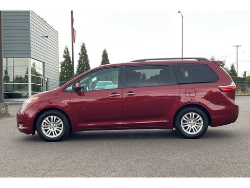 Used 2017 Toyota Sienna XLE w/ XLE Navigation Package image 9
