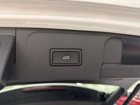 Used 2025 Volkswagen Atlas SE AWD/4WD image 14