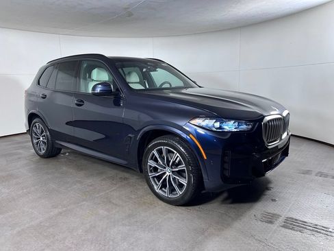 Used 2025 BMW X5 xDrive40i w/ M Sport Package AWD/4WD image 9