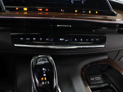 Used 2022 Cadillac Escalade Luxury AWD/4WD image 9