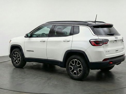 Used 2025 Jeep Compass Trailhawk AWD/4WD image 6