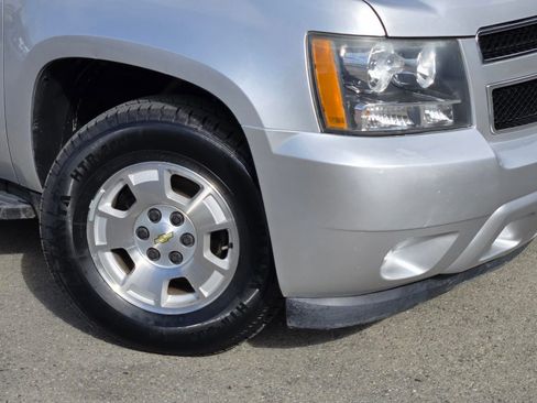 Used 2014 Chevrolet Suburban LT image 9