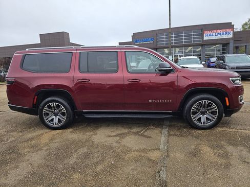 Used 2024 Jeep Wagoneer L Series II image 3
