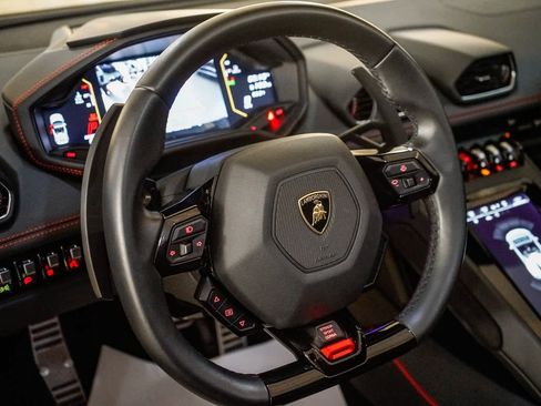 Used 2022 Lamborghini Huracan EVO image 17