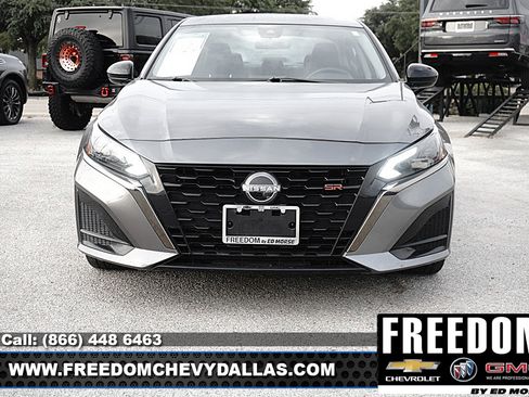 Used 2024 Nissan Altima 2.5 SR FWD image 2