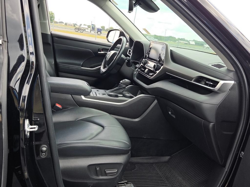 Used 2022 Toyota Highlander XLE FWD image 21