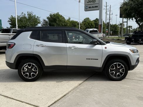 Used 2025 Jeep Compass Trailhawk AWD/4WD image 3