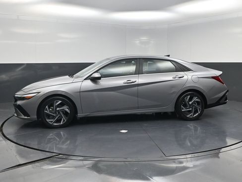 Used 2025 Hyundai Elantra SEL FWD image 3