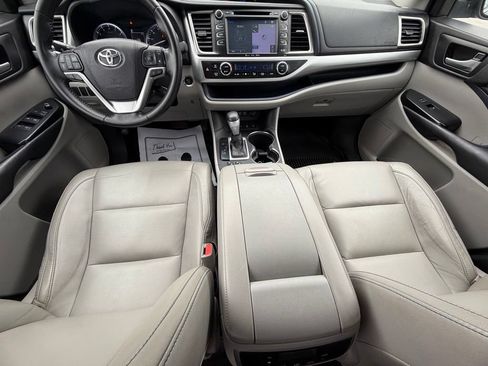 Used 2018 Toyota Highlander XLE AWD/4WD image 11