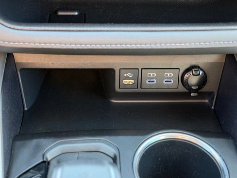 Used 2022 Toyota Highlander XLE AWD/4WD image 23
