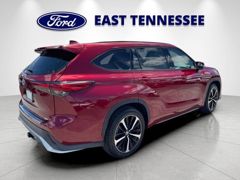 Used 2021 Toyota Highlander XSE FWD image 3