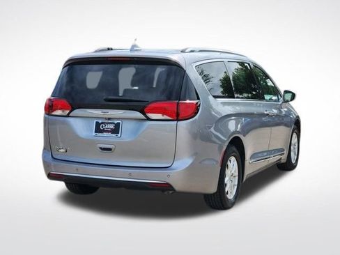 Used 2020 Chrysler Pacifica Touring-L image 14