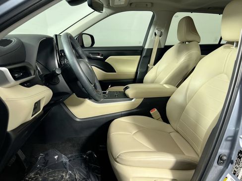Used 2023 Toyota Highlander XLE FWD image 12