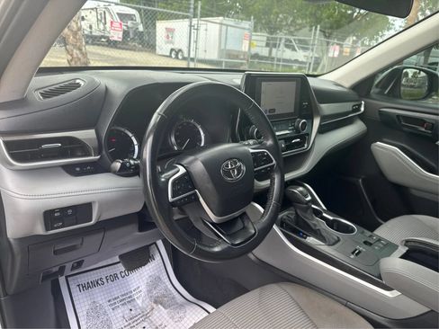 Used 2024 Toyota Highlander LE FWD image 19