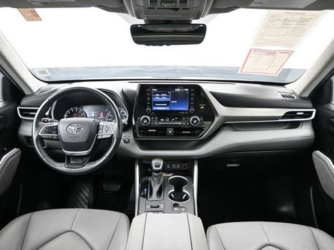 Certified 2022 Toyota Highlander XLE image 18