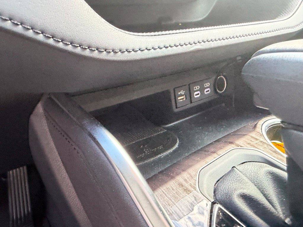 Used 2025 Toyota Highlander Limited AWD/4WD image 23