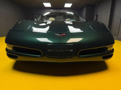 Used 2000 Chevrolet Corvette Coupe w/ Memory Pkg RWD image 2