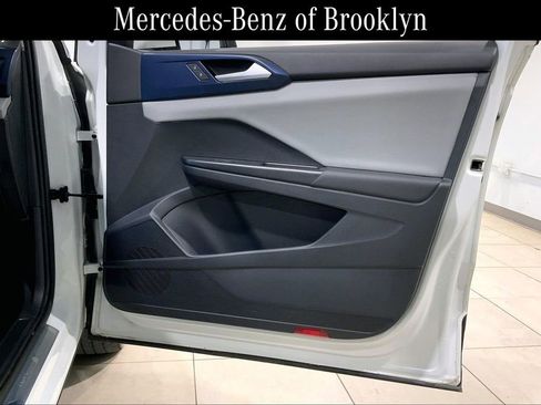 Used 2023 Volkswagen Taos SE w/ Panoramic Sunroof Package image 21