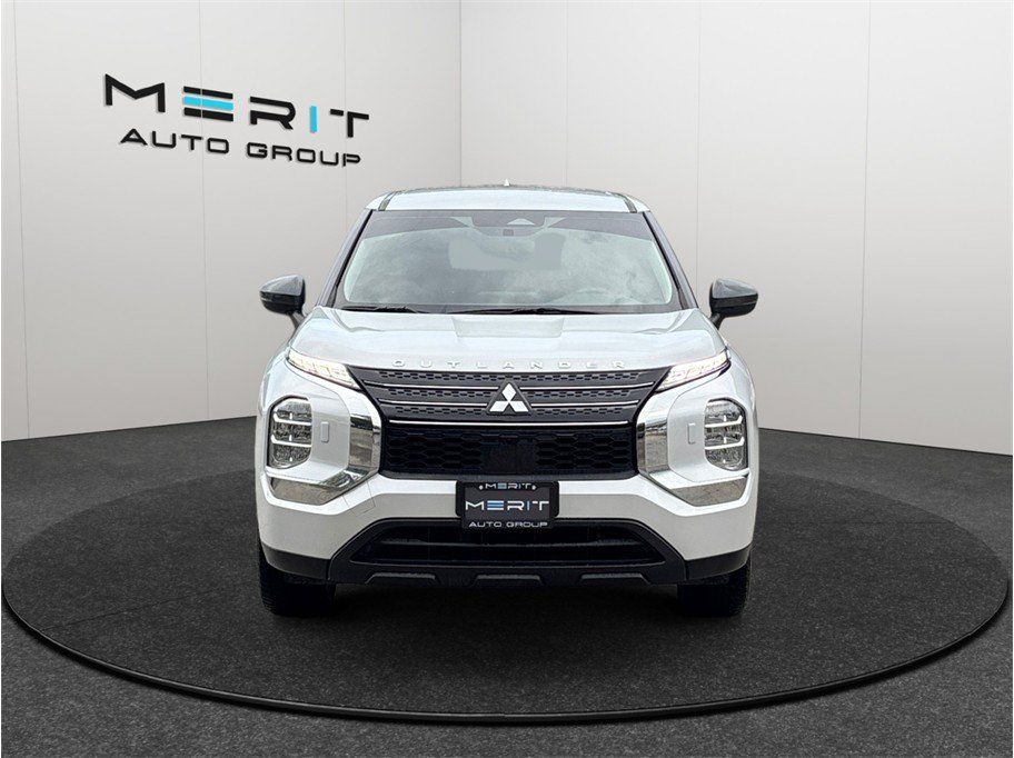 Used 2022 Mitsubishi Outlander ES AWD/4WD image 3