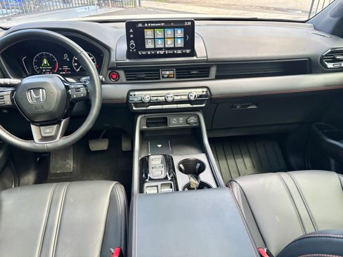 Used 2025 Honda Pilot TrailSport image 12
