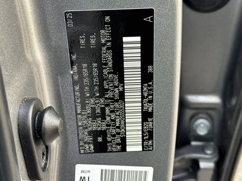 Used 2025 Toyota Highlander XLE image 30