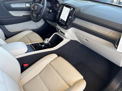 New 2026 Volvo XC40 B5 Ultra image 15