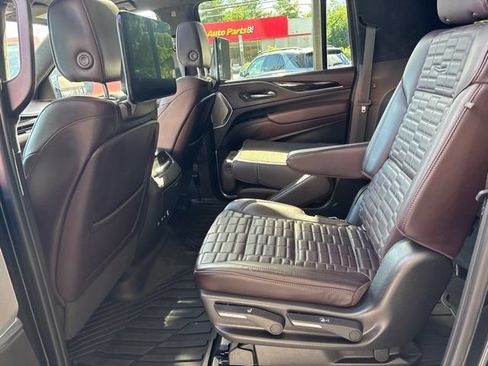 Used 2022 Cadillac Escalade ESV Sport Platinum w/ LPO, ONYX Package AWD/4WD image 16