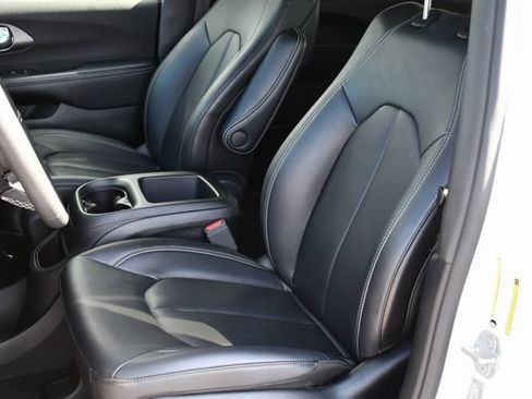 Used 2025 Chrysler Pacifica Select FWD image 16