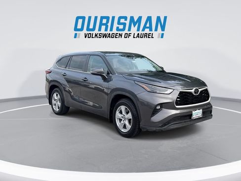 Used 2023 Toyota Highlander LE FWD image 2