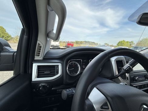 Used 2019 Nissan Titan SV w/ SV Convenience Package image 24