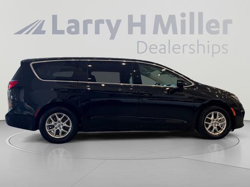 Used 2024 Chrysler Pacifica Touring-L FWD image 6