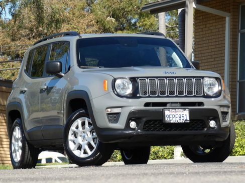 Used 2022 Jeep Renegade Latitude image 3