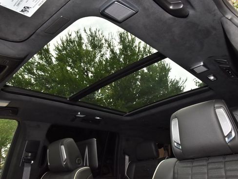 Used 2025 Cadillac Escalade ESV Premium Luxury Platinum AWD/4WD image 36