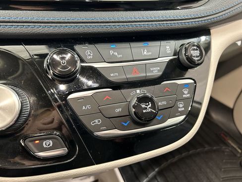 Used 2021 Chrysler Pacifica Touring-L AWD/4WD image 16