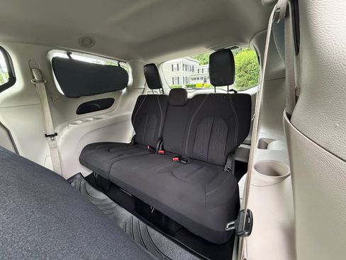 Used 2020 Chrysler Voyager L FWD image 19