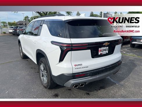 Used 2025 Chevrolet Traverse LT FWD image 9