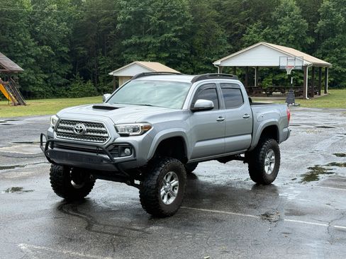 Used 2017 Toyota Tacoma TRD Sport w/ Tow Package (A/T) AWD/4WD image 8