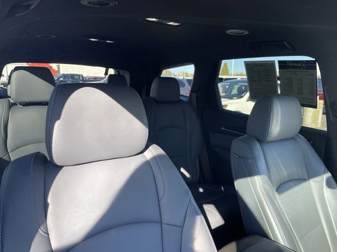 Used 2023 Buick Enclave Essence image 30