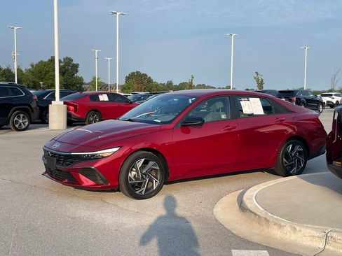 Used 2025 Hyundai Elantra Sport FWD image 4